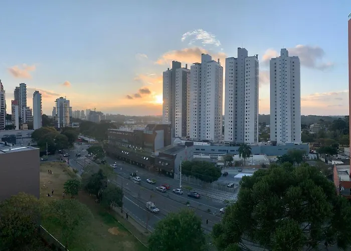 707- Encantador, amplo e decorado, quarto, sala, cozinha, mobiliario moderno, cozinha completa com utensílios, Excelente vista da cidade e localização privelegiada no bairro Bigorrilho
